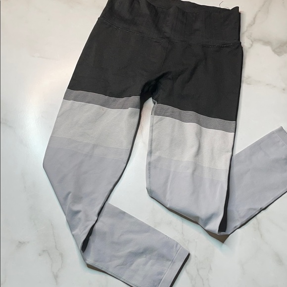 Athleta Black Stripe Intarsia Seamless Legging Size M - Picture 3 of 6